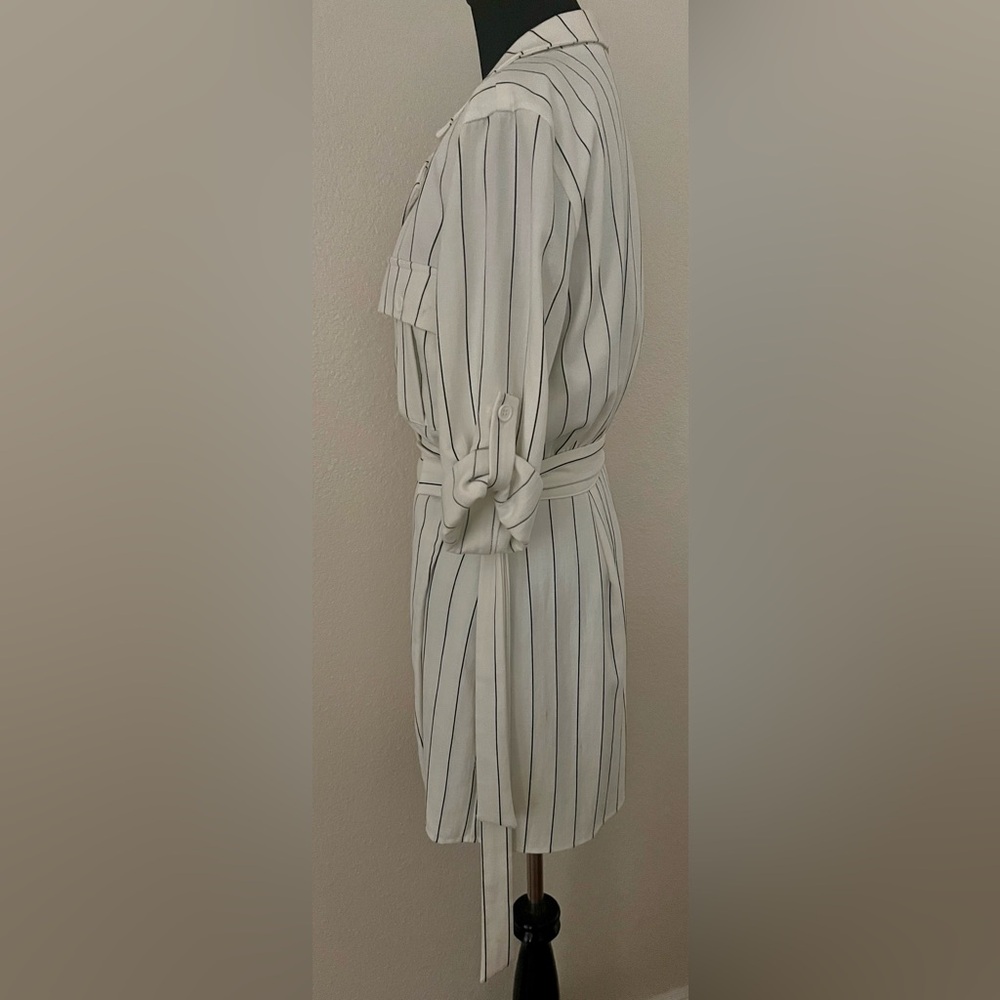 Beckett Dress in White & Navy
MAJORELLE - Picture 5 of 12